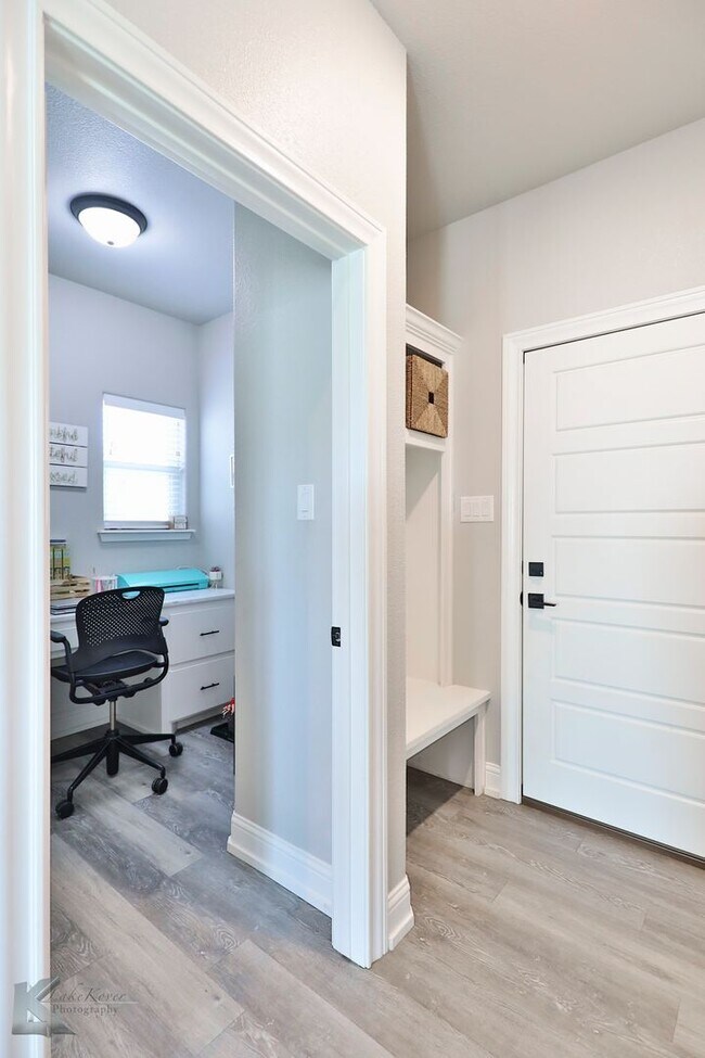 Building Photo - 4 bedroom, EXECUTIVE RENTAL!