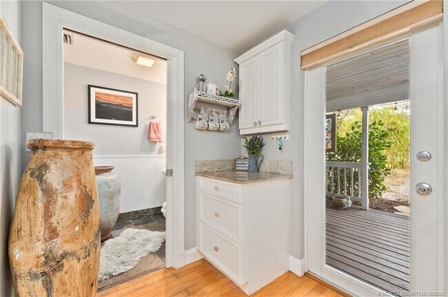 Building Photo - 508 SE Balboa Ave