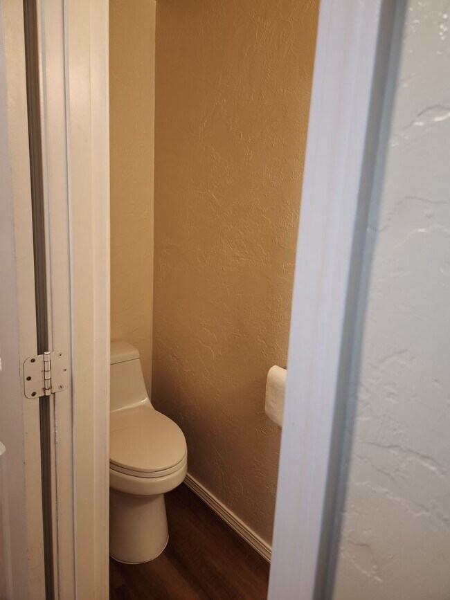 Building Photo - 2bed 1.5 bath Duplex