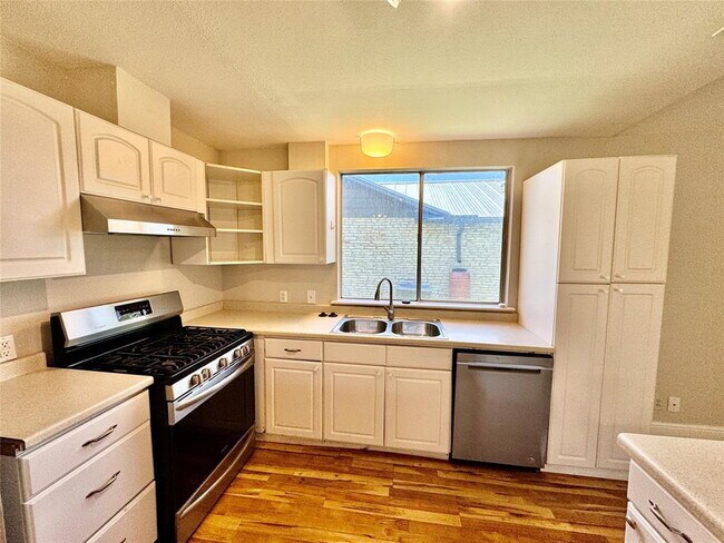 Building Photo - Charming Ranch Style Home Near Parmer Lane...