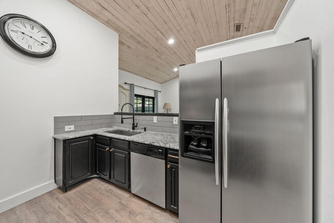 Building Photo - 465 Goldenwood Way