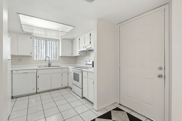 Building Photo - 1201 S McClintock Dr