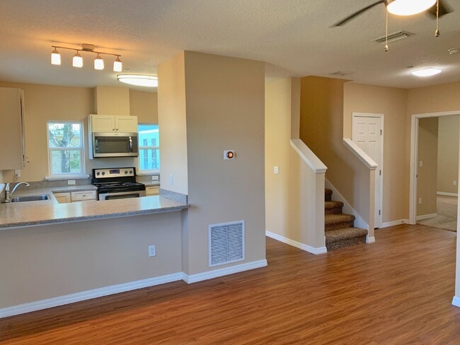 Building Photo - Coming Soon!! 4BR/4BA, downtown apartment. Walk to Flagler College..