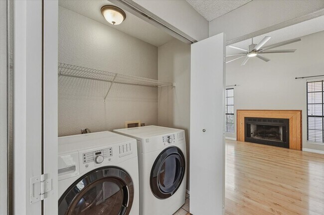 Building Photo - 4909 Fiesta Lakes St