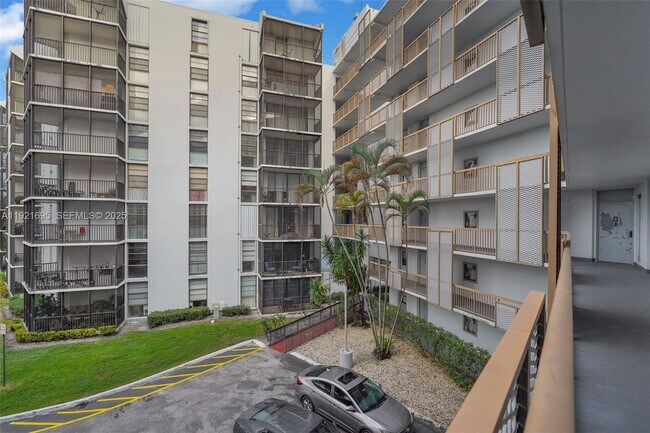 Building Photo - 3401 N Country Club Dr