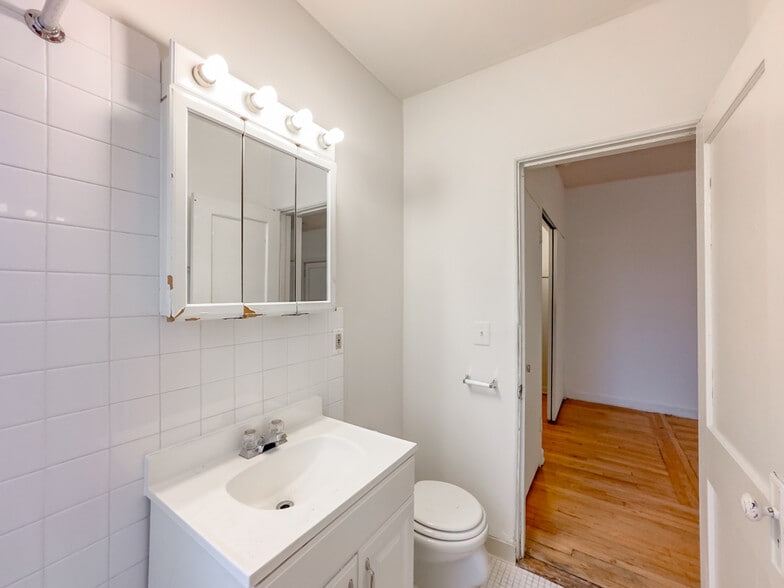 Building Photo - 1055 W George St