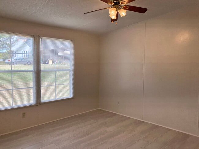 Building Photo - Three Bedroom Home in Hickory