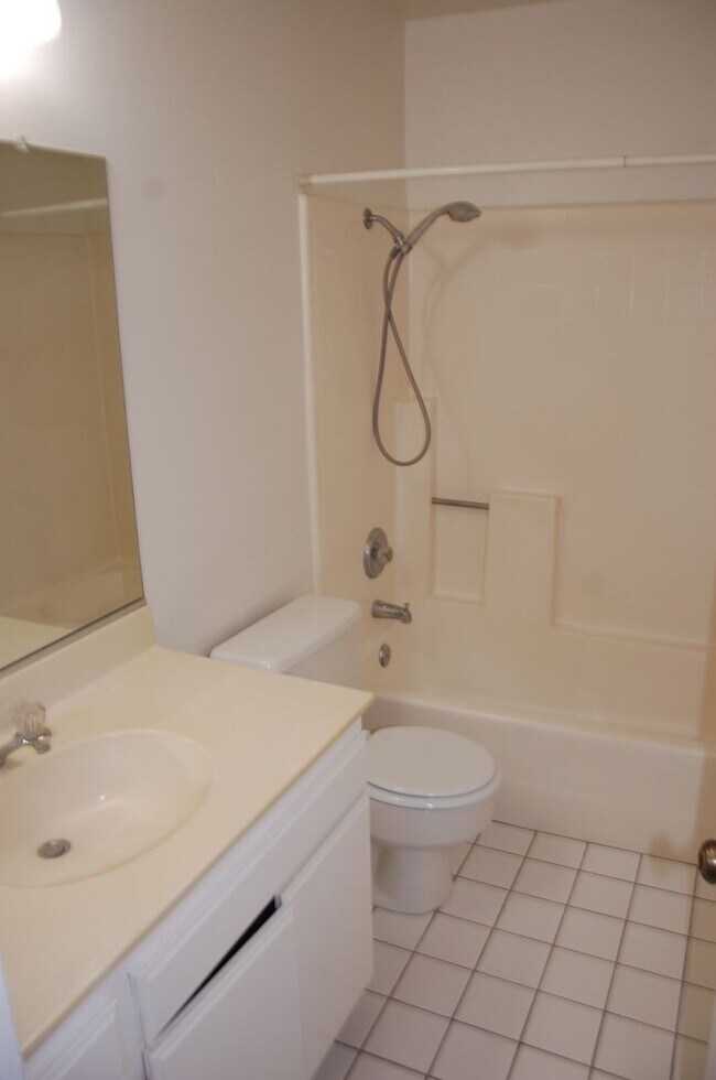 Building Photo - Two Bedroom Goleta Condo