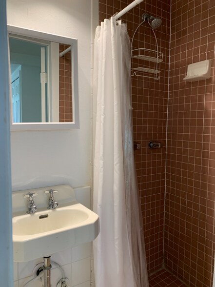 Building Photo - 6040 Buena Ventura Ave