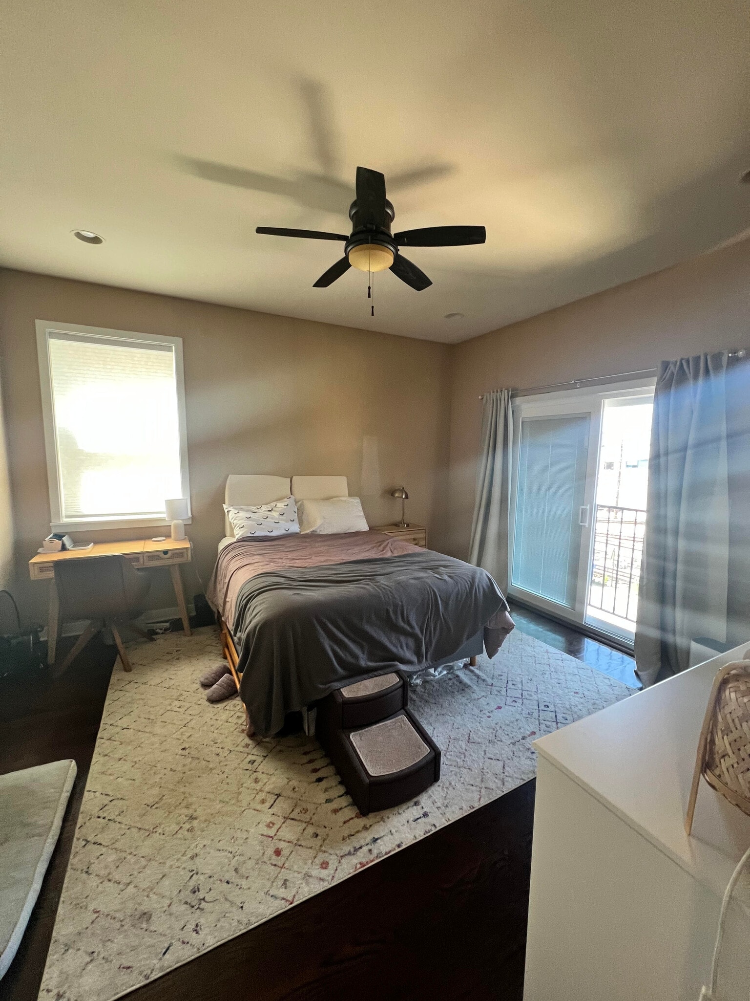 Building Photo - 3322 W Eastwood Ave