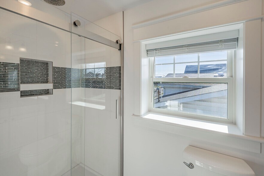 Hall Bath - Full - 205 10th Ave