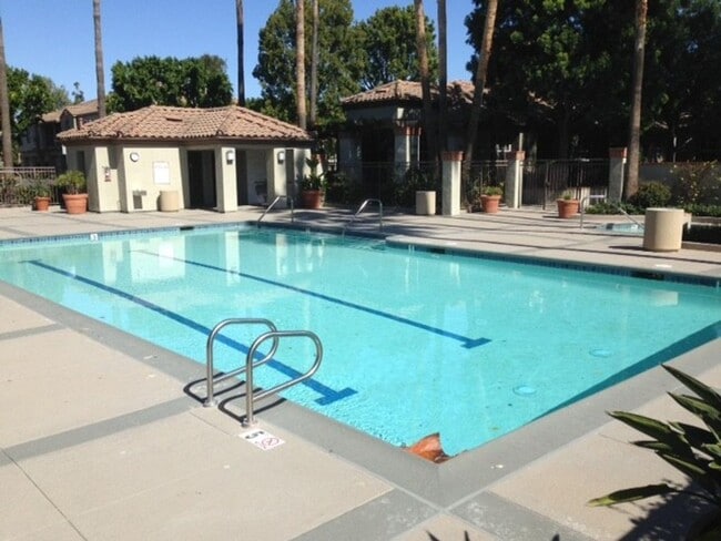 Building Photo - BEAUTIFUL ONE BEDROOM ONE BATH CONDO WITH ...
