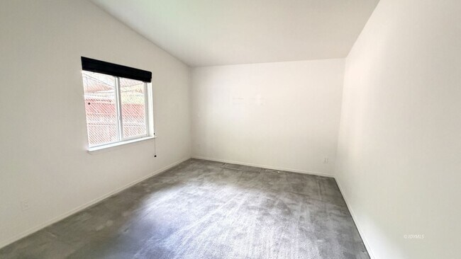 Building Photo - 25001 Rim Rock Rd