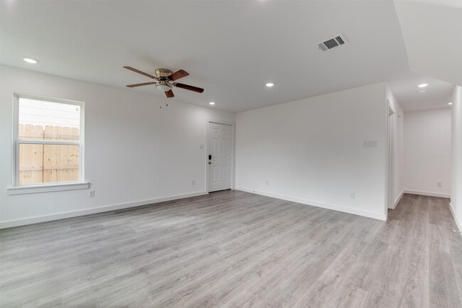 Building Photo - 8126 Sterlingshire St