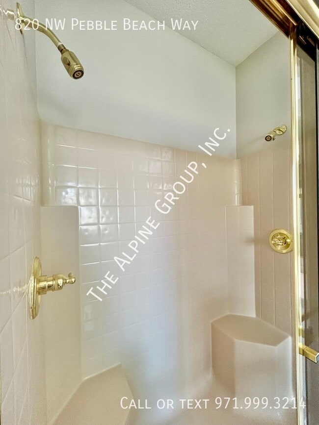 Building Photo - 820 NW Pebble Beach Way