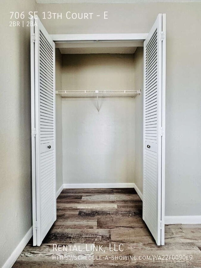 Building Photo - 706 SE 13th Ct