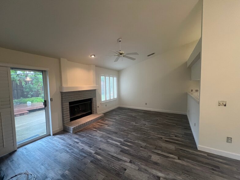 Family room - 1288 Canevari Dr