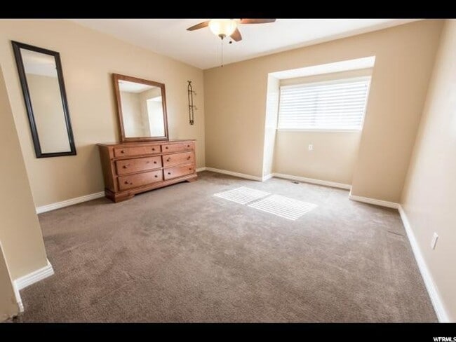 Building Photo - 3 Bedroom 1.5 Bath Magna Condo. Pets Welcome