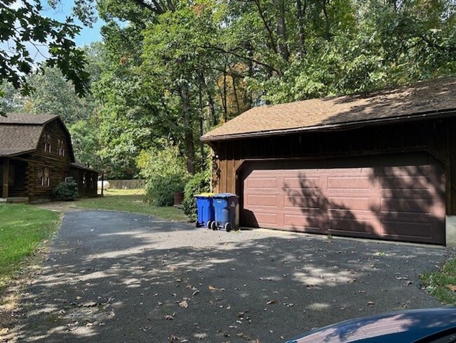 Building Photo - Country Charmer-4 Bedroom Log Home