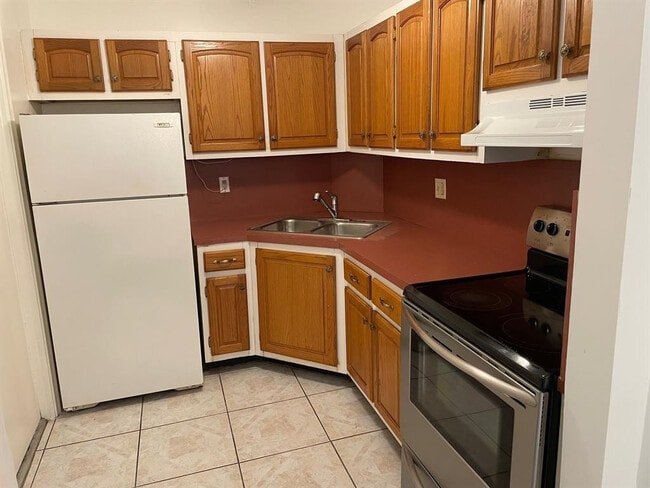 Building Photo - 140 NE 19th Ct