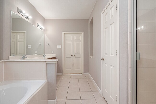 Building Photo - 5203 Heatherdawn Ct