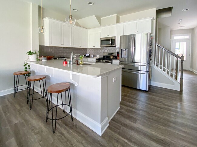 Building Photo - Beautiful Townhome at Manordale - LEASE TA...