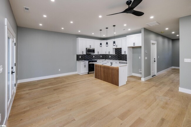 Building Photo - 610 N Shamrock Ave