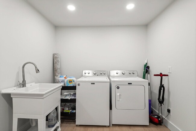 Building Photo - "Renovated 4-Bedroom in Rocky Bayou Estates!"
