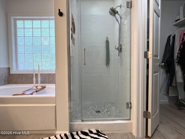 Building Photo - 561 Thorncliff Dr