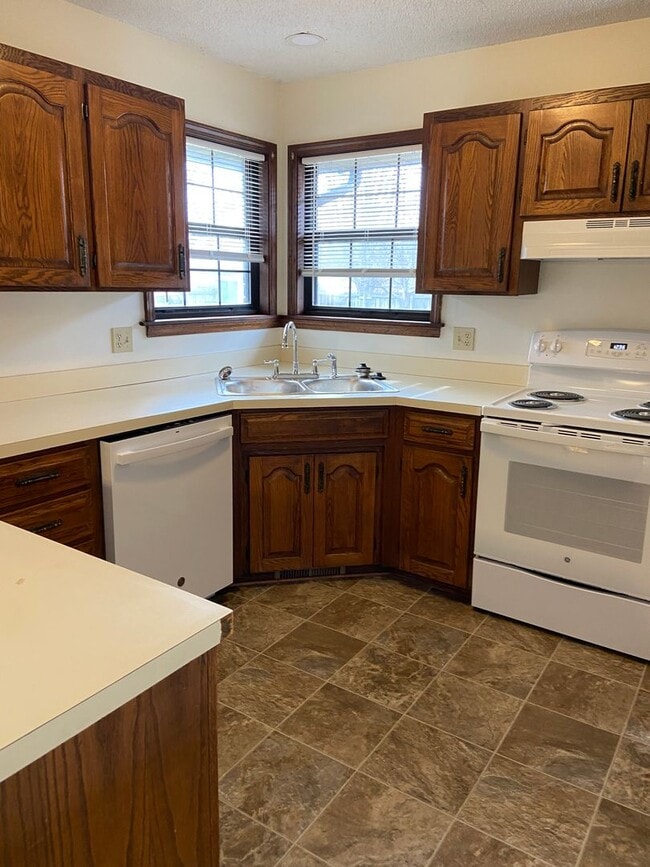 Building Photo - All brick 3 Bed, 2 Bath, 2 Car Garage Ranch