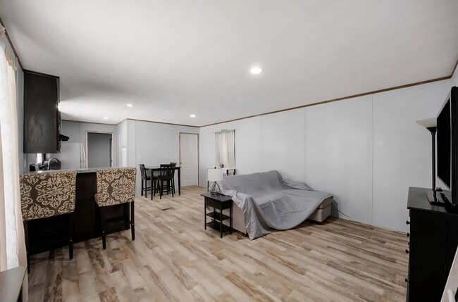 Building Photo - 2020 Pine Rd