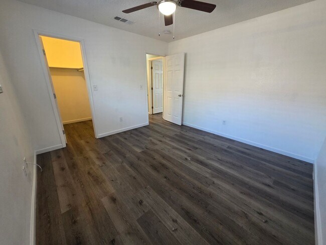 Building Photo - Gareth Ln - Triplex