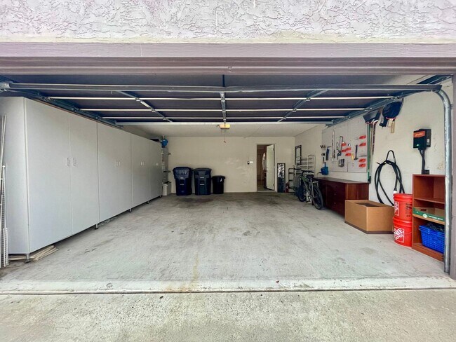 Building Photo - 3 bedroom 2 1/2 bath Townhome with Office ...