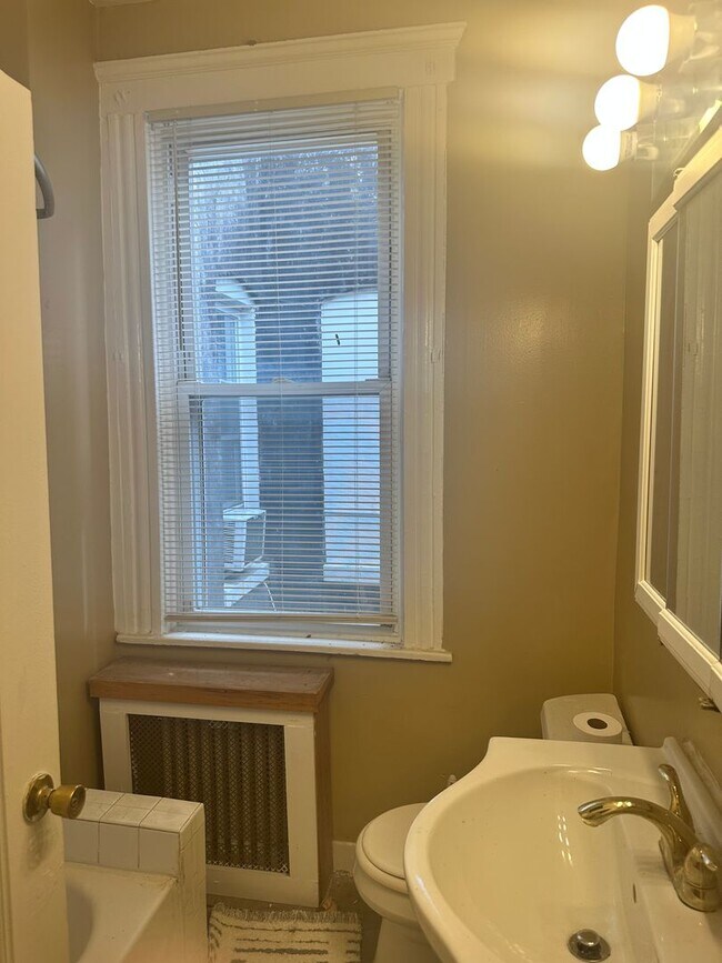 Building Photo - Spacious Home! Finished Basement! W/D! Available Now!