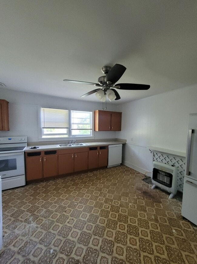 Building Photo - Madison Co. –3Bedroom, 1 Bathroom- Comer, GA – QUIET NEIGHBORHOOD – HOME SITS ON BEAUTIFUL CORNER...