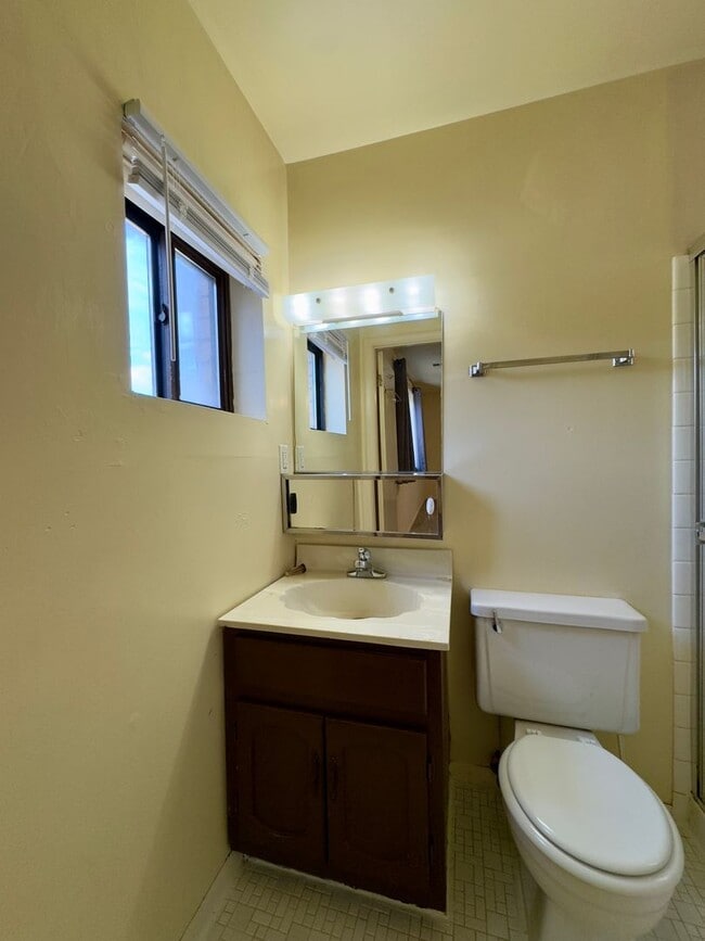 Building Photo - 2 Bedroom Condo in Pikesville/Courthaven