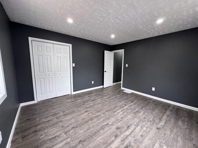 Building Photo - 2127 Winfield Ave