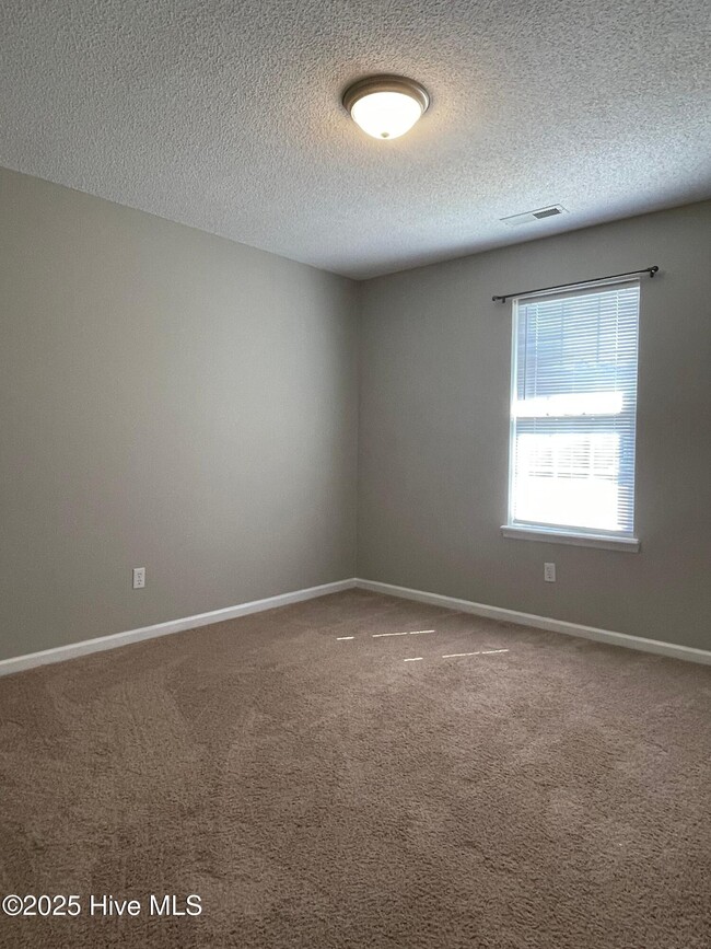 Building Photo - 2302 Knollwood Ln