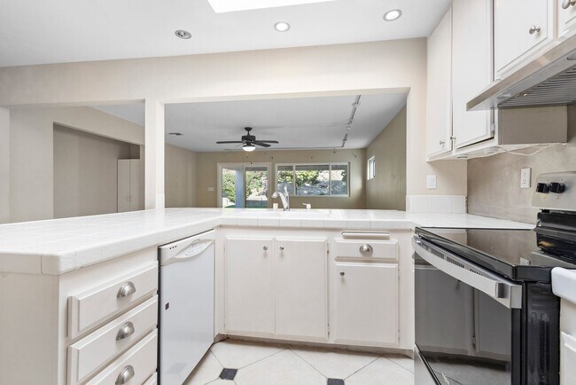 Building Photo - 3 Bedroom 2 Bathroom home available DECEMB...