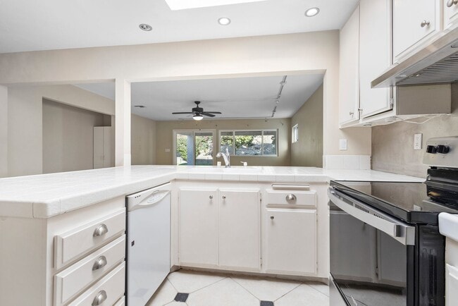 Building Photo - 3 Bedroom 2 Bathroom home available NOW