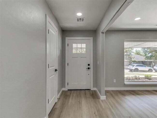 Building Photo - Look at this beautiful home!! 4 bed, 3 full baths!