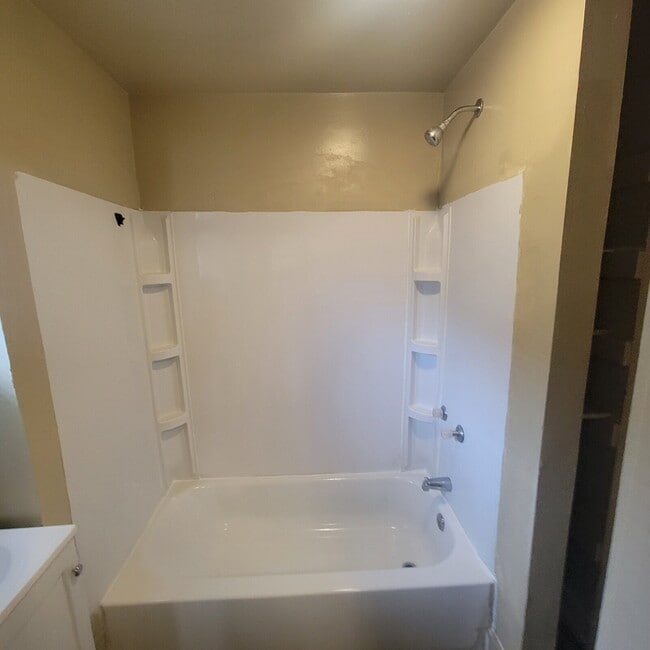 Building Photo - NEAR CHRISTIAN PARK 3BR/1BA HOUSE!