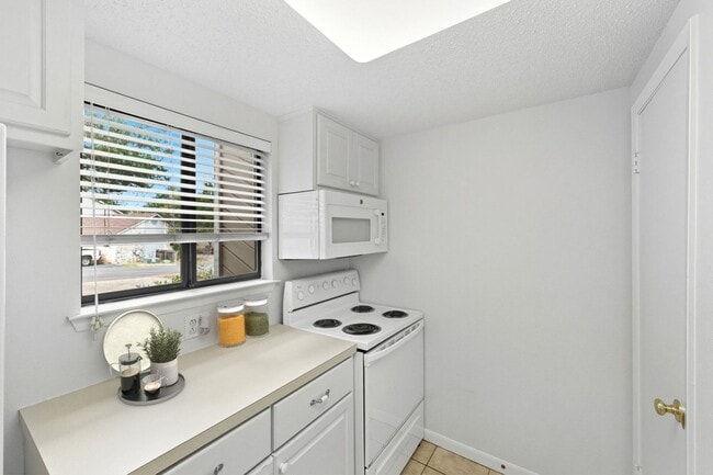 Building Photo - Available Now: Nestled in the Heart of Golf Course in Woodcreek