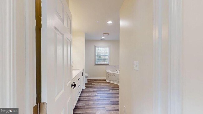 Building Photo - 40750 King Dr