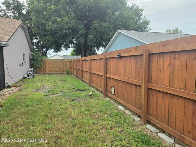 Building Photo - 870 Spirea Dr
