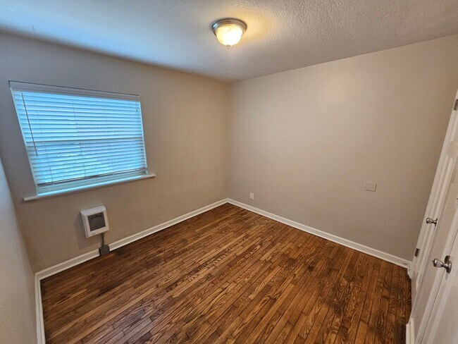 Building Photo - Charming 1 Bed, 1 Bath Apt in Ideal NW Area