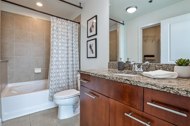 Building Photo - Luxury 28th Floor 2 Bedroom Condo For Leas...