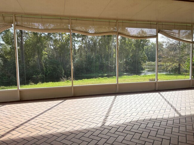 Building Photo - Beautiful Home with Water View in Eastwood!