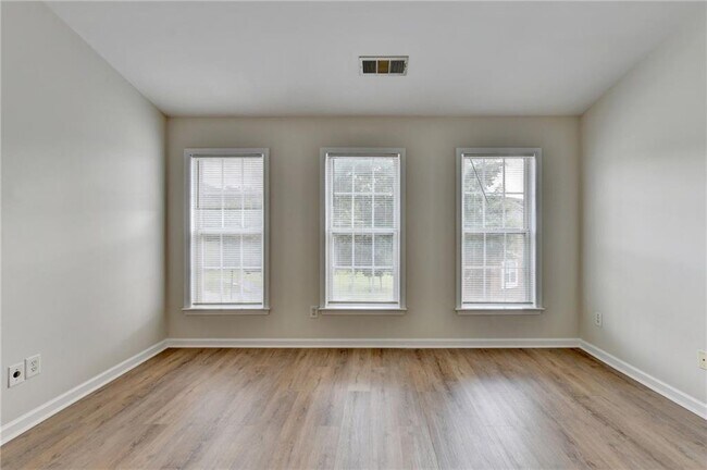 Building Photo - 2026 Merrimont Way