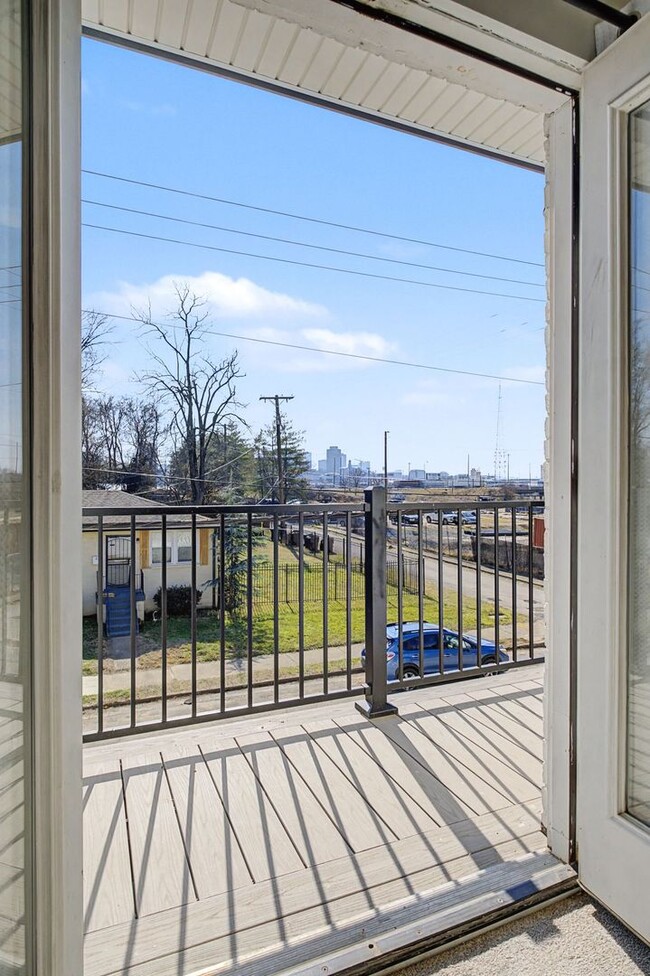 Building Photo - Modern Living in Downtown Nashville!